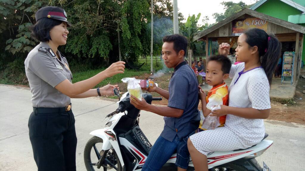 Polwan Polres Tanjabtim Berbagi Takjil dan Senyuman Buat Pengendara