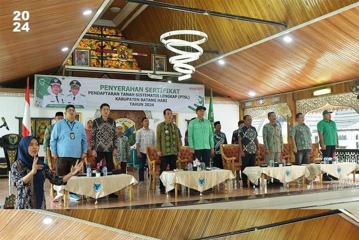 382 Warga Batin XXIV Terima Sertifikat PTSL
