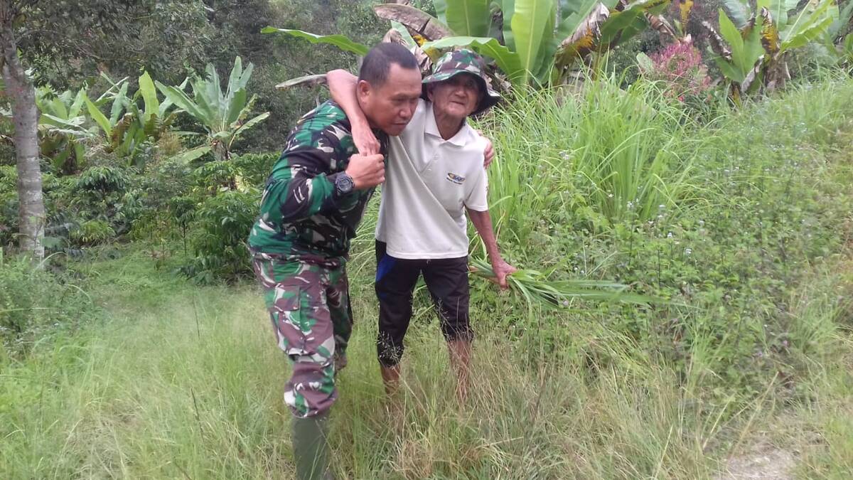 Kepedulian Satgas TMMD Kepada Warga Desa Sungai Ning