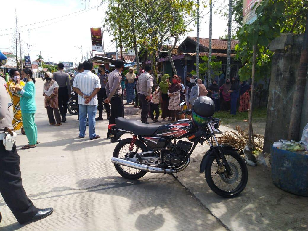 Ibu-ibu Serbu Kantor Gerindra Karena Informasi Bohong