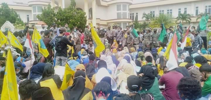 Tolak Omnibus Law, Ratusan Mahasiswa Gerudug Kantor DPRD Batanghari