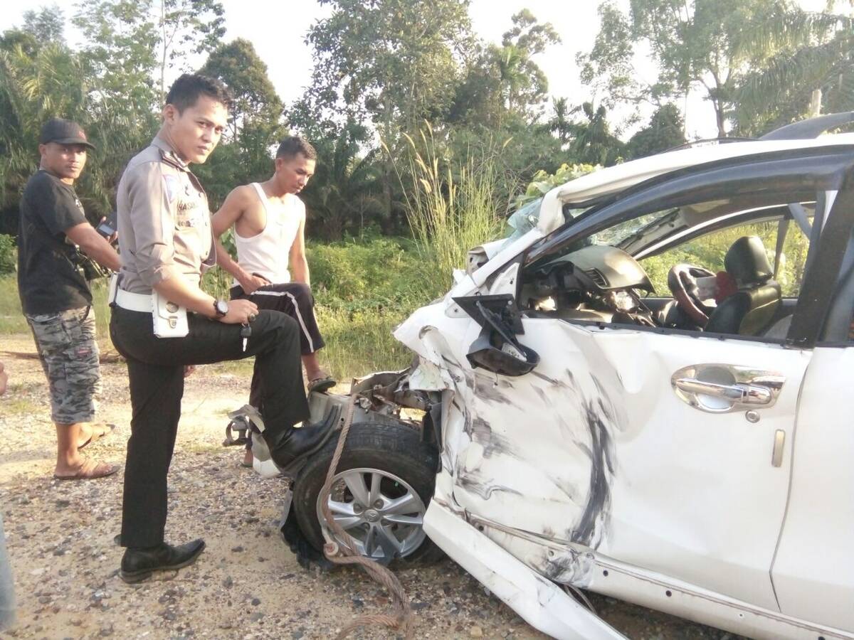 Adu Kambing,,Toyota Avanza Ringsek Tabrak Alat Berat Di Serasah