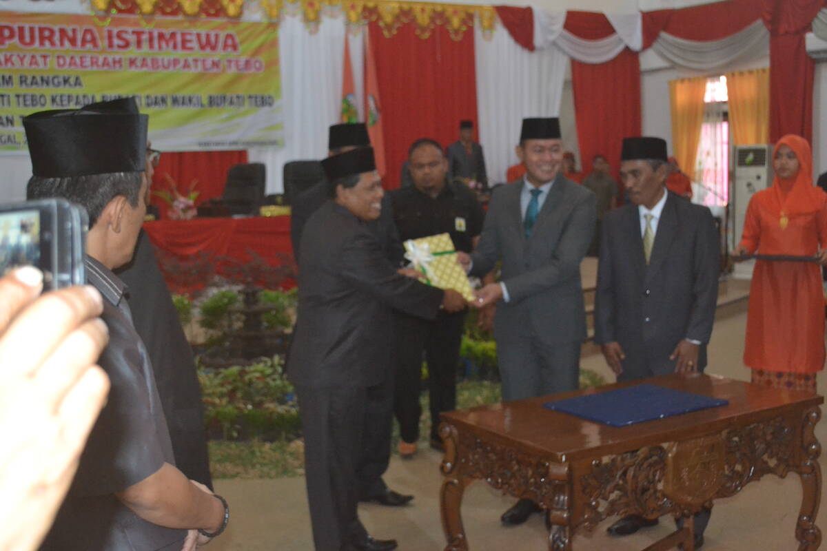 Agus Rubiyanto Pimpin Rapat Paripurna DPRD, Sertijab Pj Bupati Kepada Bupati dan Wakil Tebo Sukandar-Sahlan Masa Jabatan 2017-2022