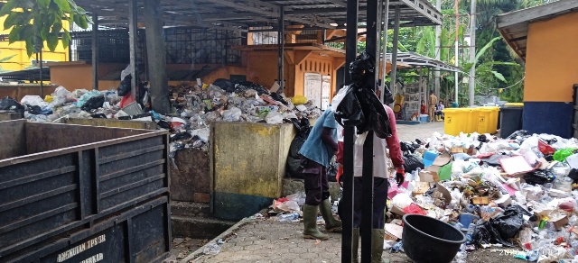 Akhirnya Gunungan Sampah di RSUD Raden Mattaher Diangkut, Atas Perintah Plt Direktur