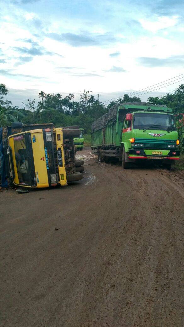 Akibat Jalan Rusak, Dump Truck terbalik