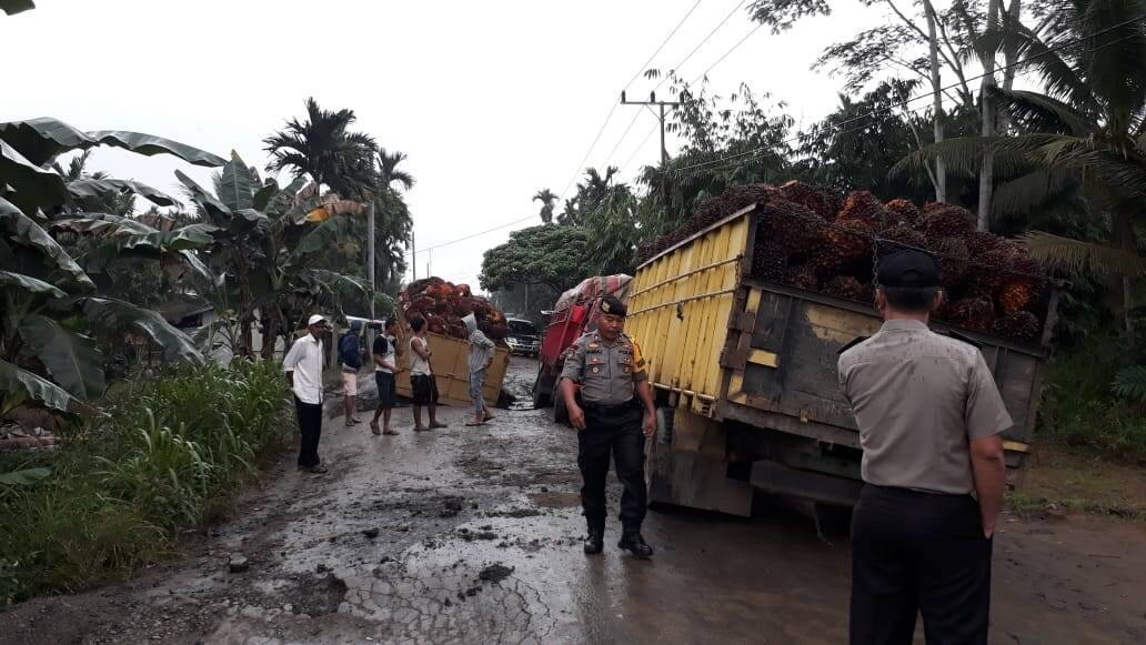 Akses Jalan Nipah Panjang – Jambi Macet Total