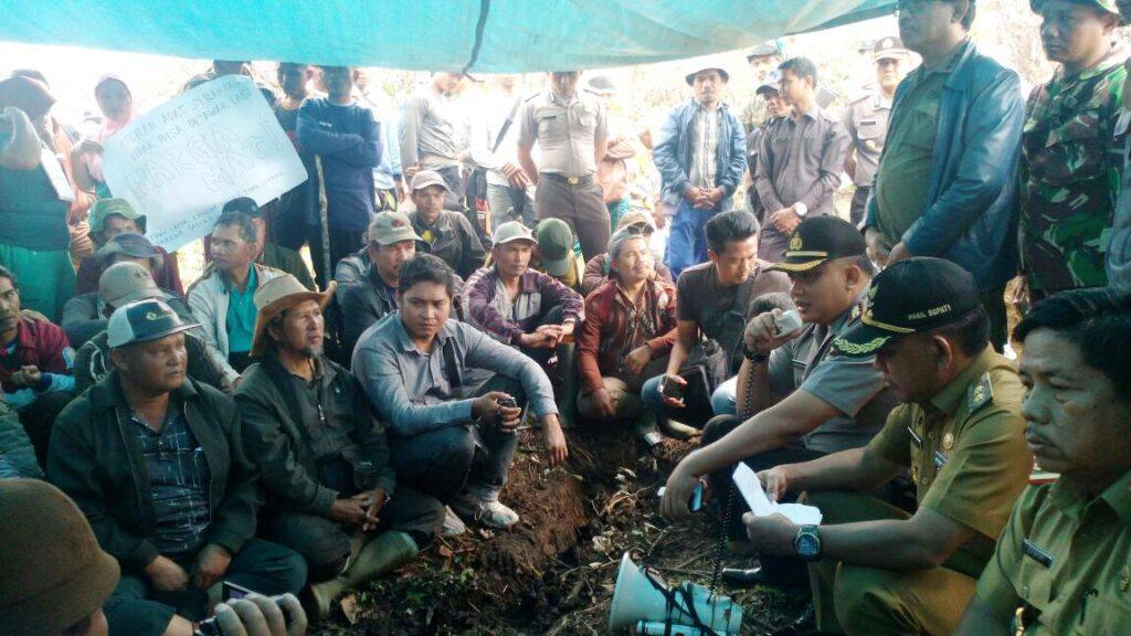 Aksi Sweeping Perambah Nyaris Bentrok