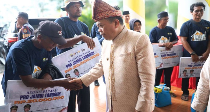 Al Haris Serahkan 51 Unit Bedah Rumah di Tanjab Timur