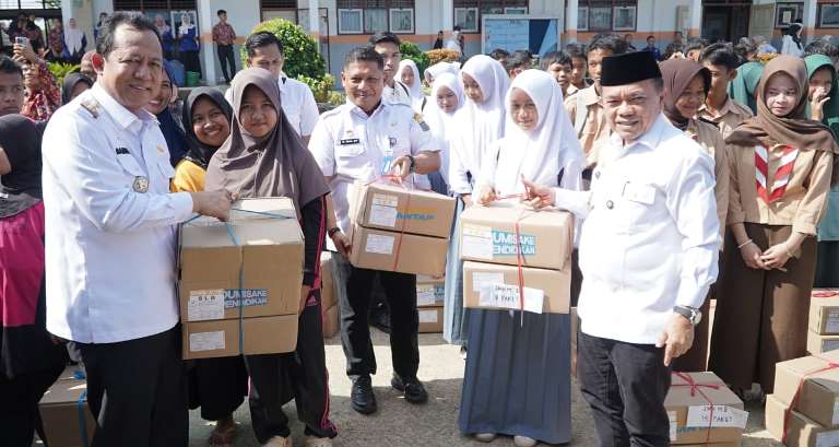 Al Haris Serahkan Bantuan ke Ratusan Pelajar Muaro Jambi