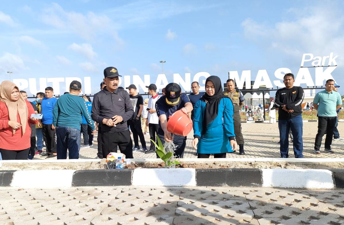 Al Haris Tanam Ratusan Pinang dan Senam Bersama Pegawai Pemprov Jambi