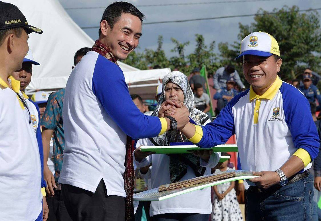 Al Haris Terima Penghargaan Satya Lencana