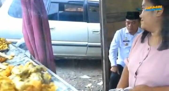 Turun ke Jalan Urai Kemacetan, Al Haris Borong Gorengan dan Traktir Semua Orang