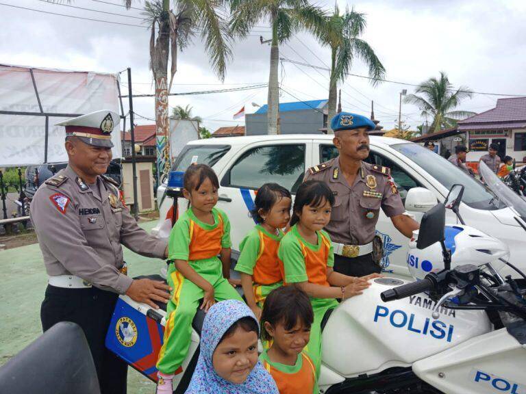 Anak Usia Dini Diperkenalkan Peralatan Kepolisian