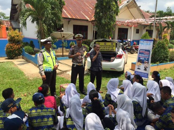 Anggota PJR Ditlantas Polda Jambi Buka Perpustakaan Keliling