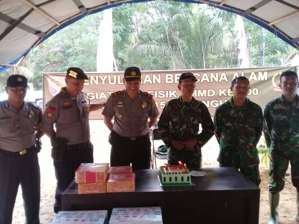 Anggota Polsek Sekernan Berikan Kejutan Kepada Anggota TMMD ke-100 Kodim 0415/BTH