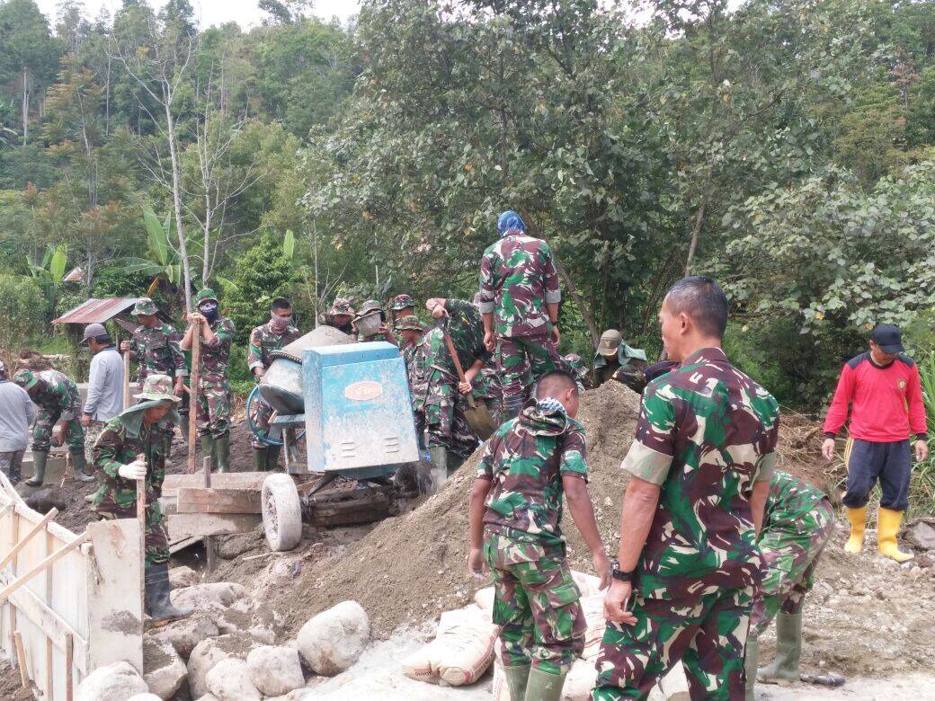 Anggota  Satgas TMMD  KODIM 0417/ KRC  Tetap  Semangat  Menyelesaikan  Tugas