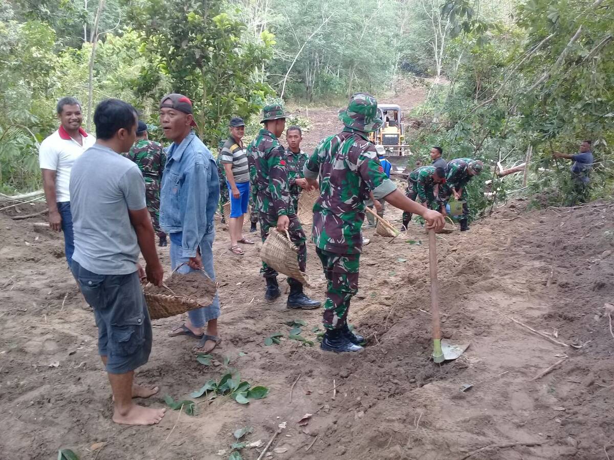 Anggota TMMD Mulai Buka Jalan Baru Sepanjang 11 Km