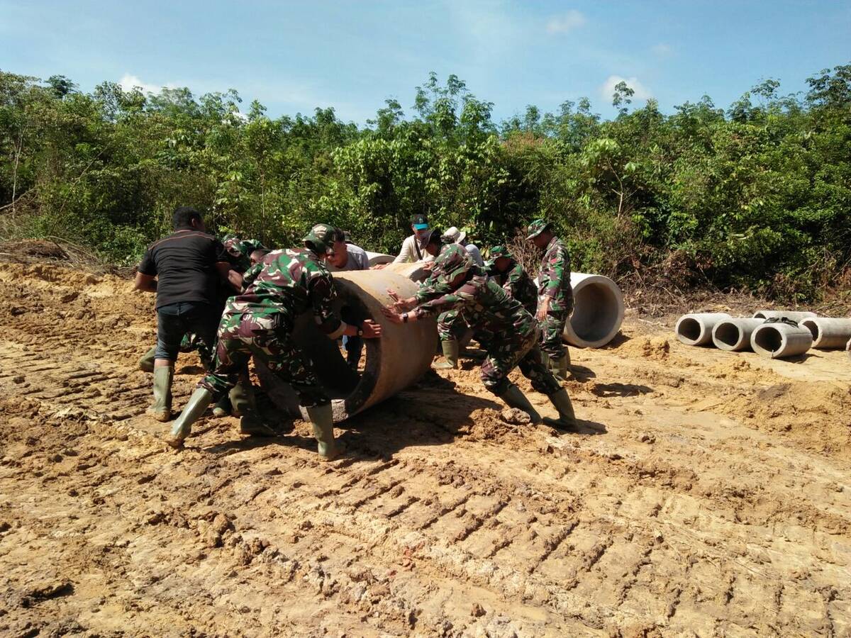 Antisifasi Banjir, Tim TMMD Ke-100 Kodim 0415/BTH Pasang Gorong-Gorong