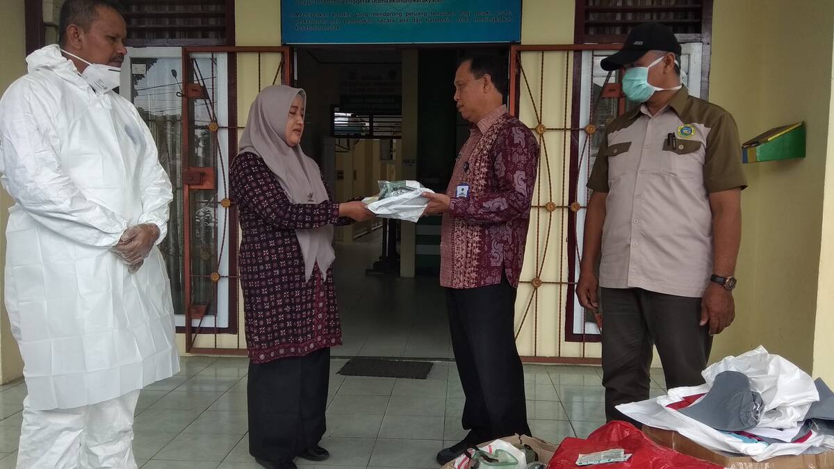 Antisipasi Corona,Disbunnakan Batanghari Berikan Bantuan 110 Set APD Kepada Dinas Kesehatan