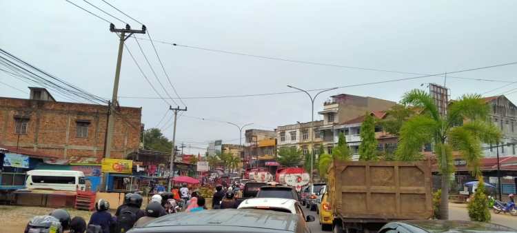 Antrean Truk Batu Bara di SPBU Kota Jambi Sebabkan Macet