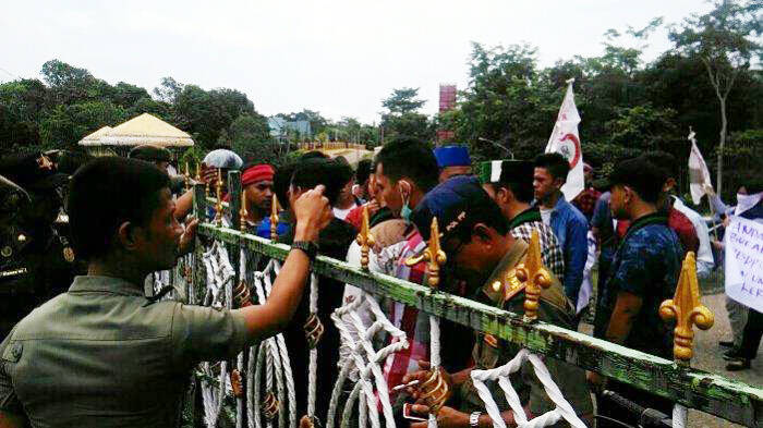 APBD-P Tak Disahkan, Aliansi Mahasiswa Demo ke DPRD Sarolangun
