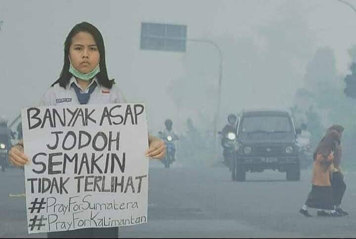 Asap Semakin Tebal, Aksi Bagi Masker Oleh Fachrori Menuai Protes