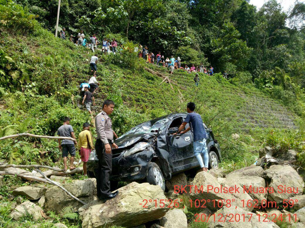 Avanza Terjun Bebas Kejurang
