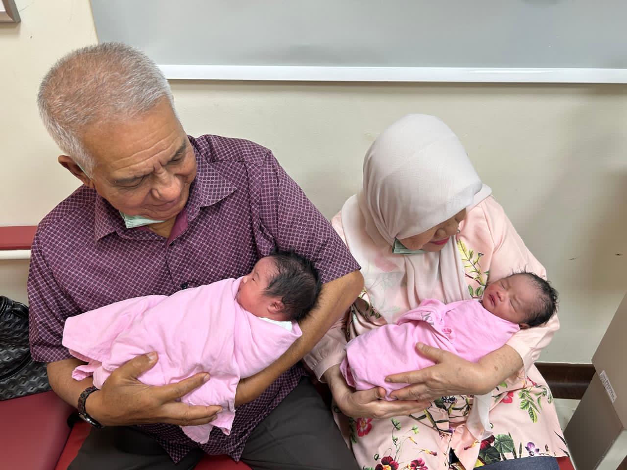 Ayahanda Usman Ermulan Diberkahi Cucu Kembar Perempuan