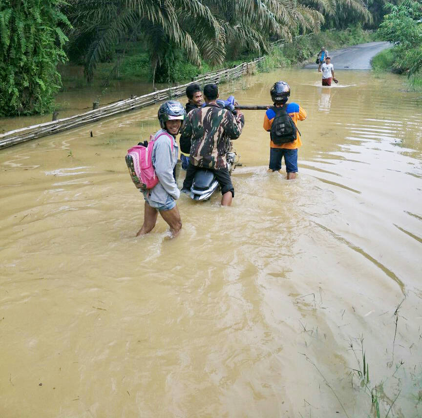 Banjir Akses Jalan di Muara Papalik Terputus
