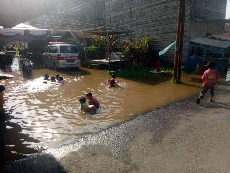 Banjir Rob Genangi Ruas Jalan Dalam Kota