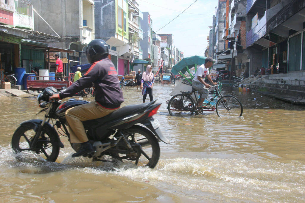 Banjir Rob Kepung Jalan Dalam Kota