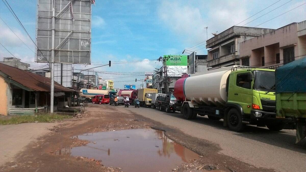 Banjir Sisakan Rusaknya Jalan