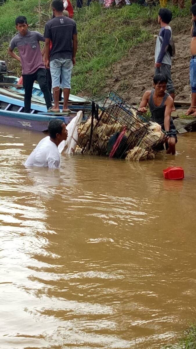 Bantu Penumpang, Aidil Malah Ikut Hanyut Kesungai Jasadnya Belum di Temukan