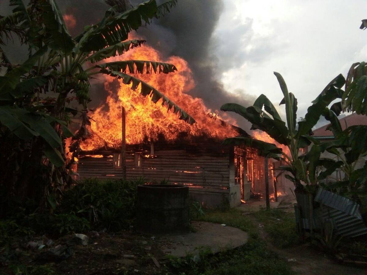 Bedeng Enam Pintu di Desa Pematang Lumut Terbakar