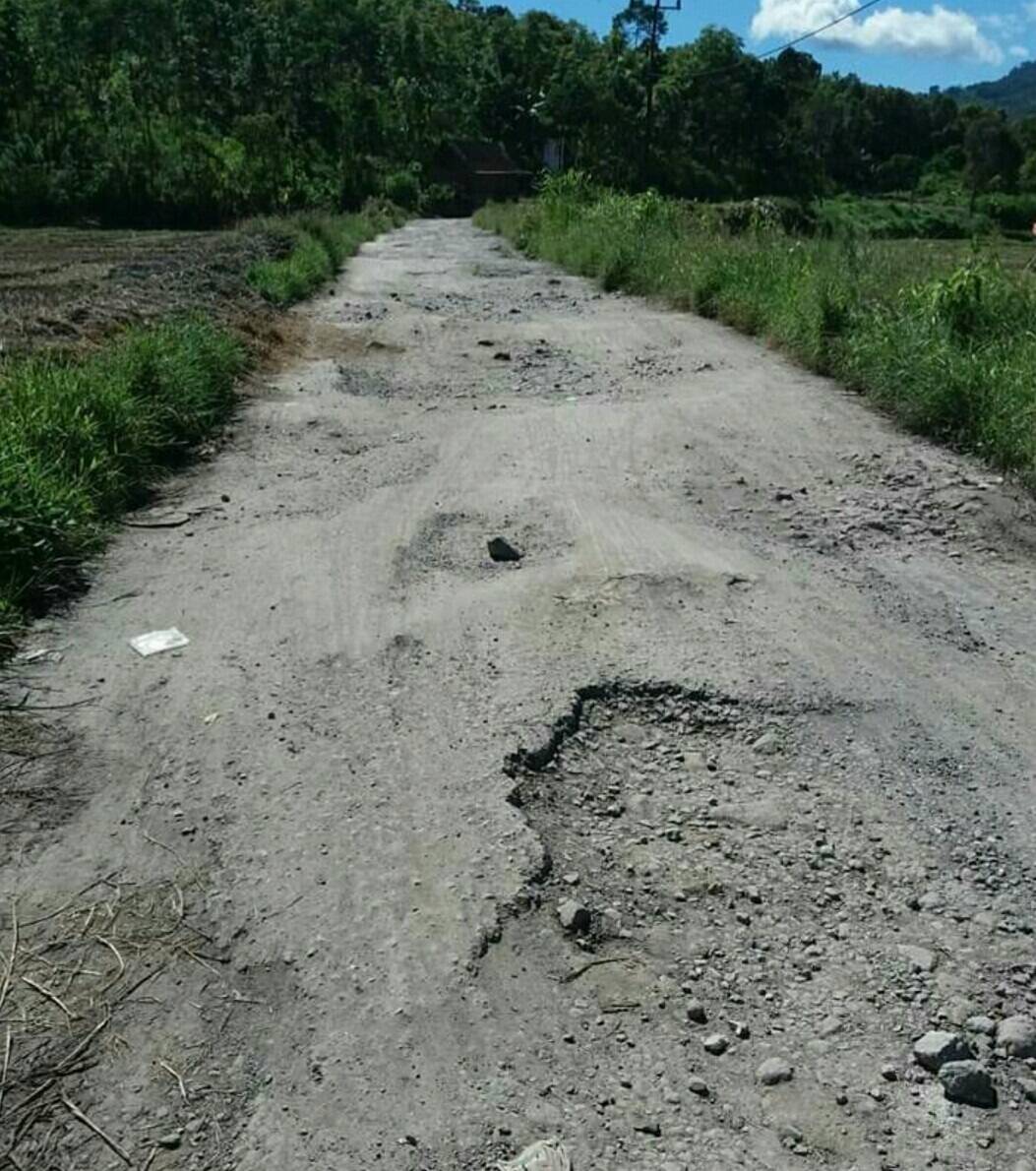 Belasan Tahun Tidak Diperbaiki, Jalan Masgo-Selampaung, Rusak Parah