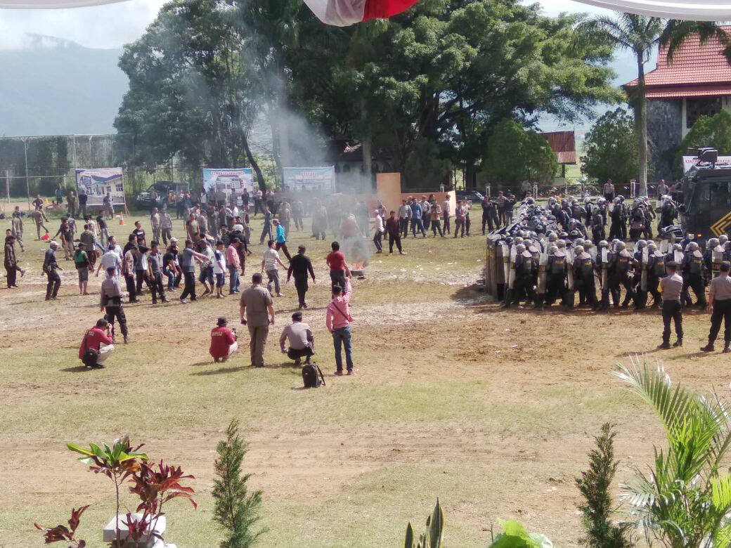Bentrok Antara Polisi dan Massa tak Terelekan