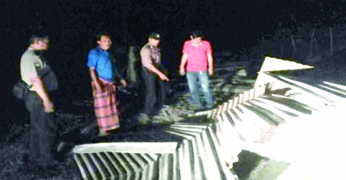 Bentrok SAD Vs Warga, Satu Rumah Warga Terbakar