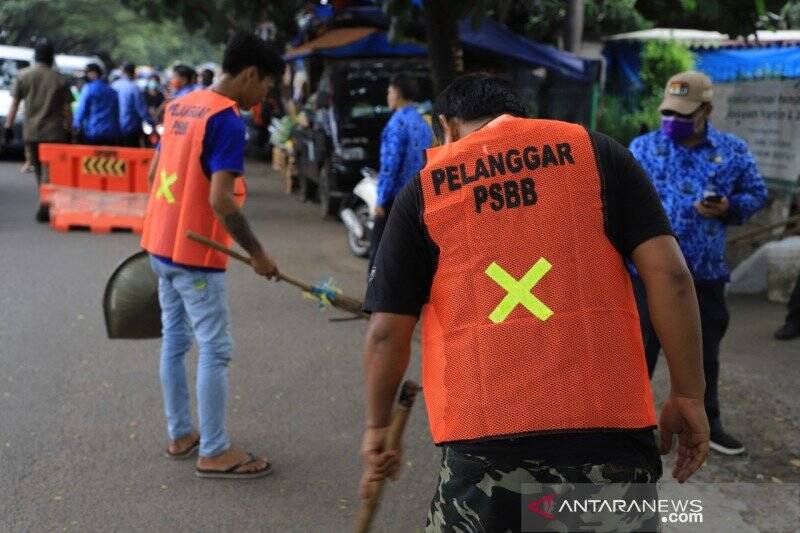 Berikan Efek Jera, Pengendara Dihukum Menyapu Jalan