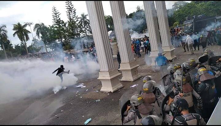 Berkali-kali Polisi Tembak Gas Air Mata, Demonstran Berhamburan Masuk Gang