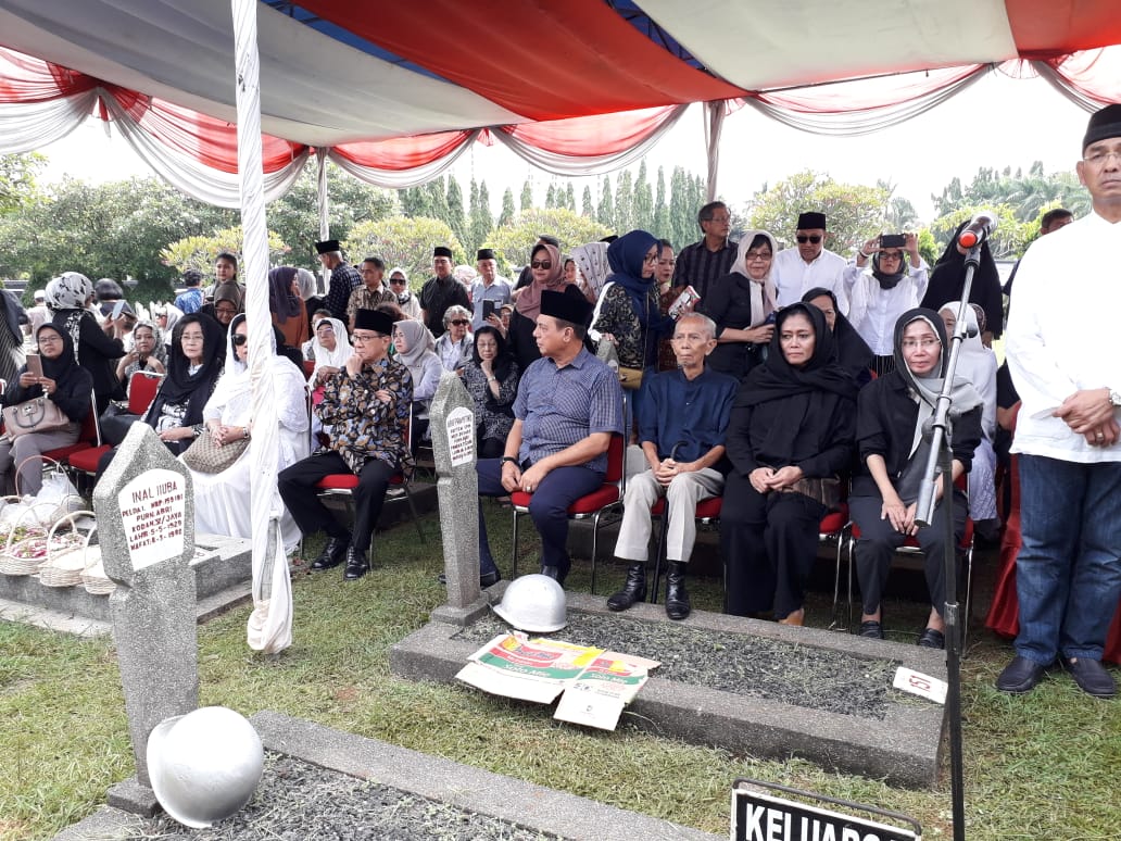 Bersebelahan Akbar Tanjung, Usman Ermulan Hadiri Pemakaman Mensos Era Orde Baru