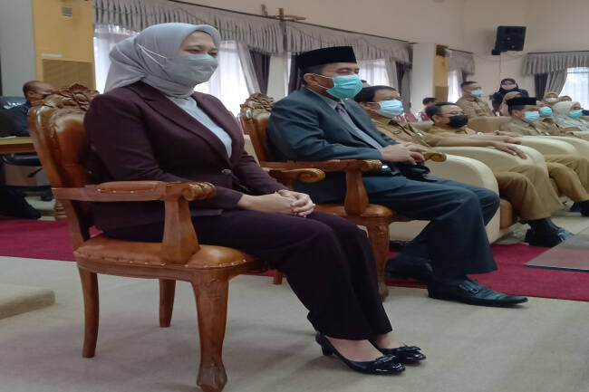 Berusia 27 Tahun, Bupati Termuda Indonesia Pecahkan Rekor Suami