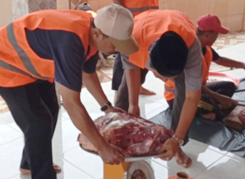 Blok C Perumahan Aurduri Sembelih 7 Sapi 4 Kambing, Warga Kurang Mampu Jadi Prioritas