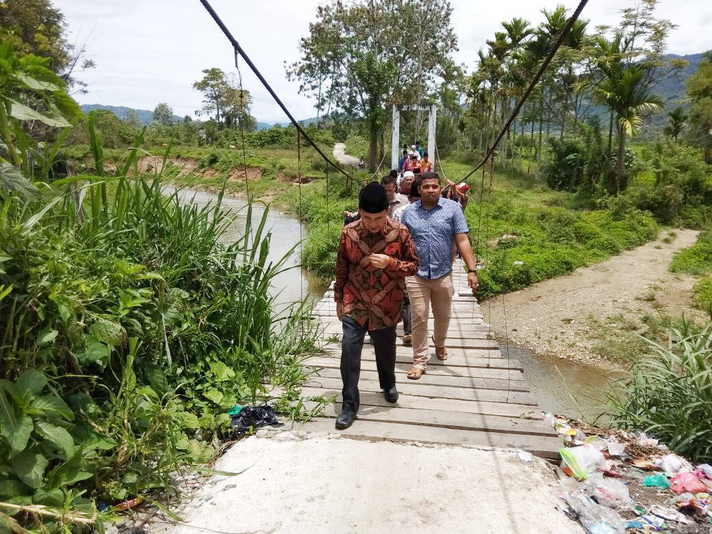 Blusukan, Didampingi Tomas, H.Adirozal Tinjau Lokasi Pembangunan Jembatan