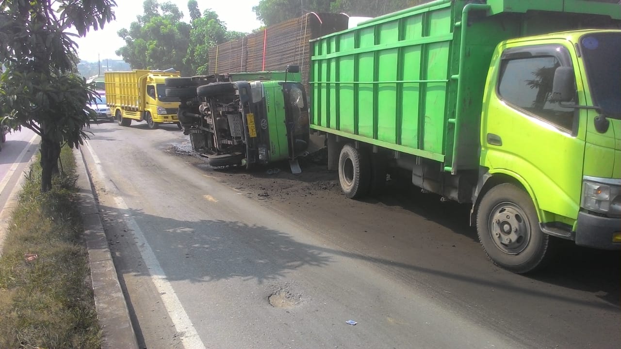 Breking News .. .. Gagal Nanjak, Truk Batubara Terbalik
