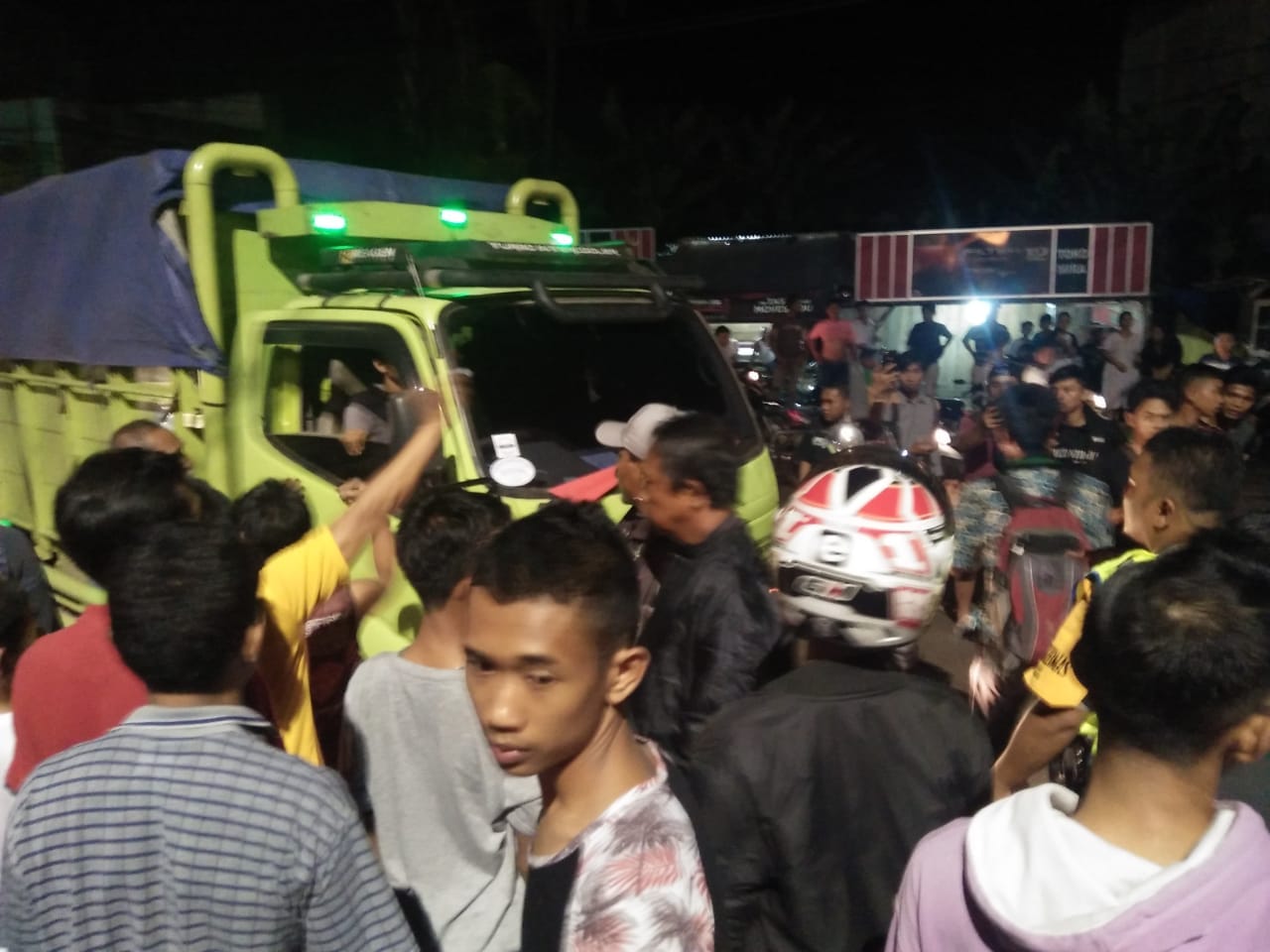 BREKING NEWS&#8230;. HMI Nekat Blokir Jalan Simpang Rimbo