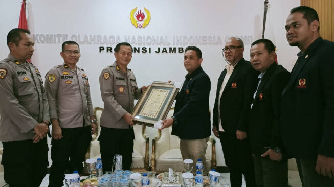 Budi Setiawan Terima Penghargaan dari Polda Jambi