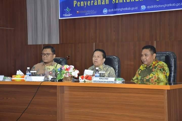 Bupati Batanghari Hadiri Stakeholder Meeting Transformasi Perpustakaan Dan Penyerahan Santunan UMKM