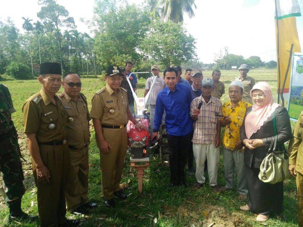 Bupati Cek Endra dan Dipo Ilham Djalil Serahkan 73 Unit Alsintan Kekelompok Tani Tunas Baru