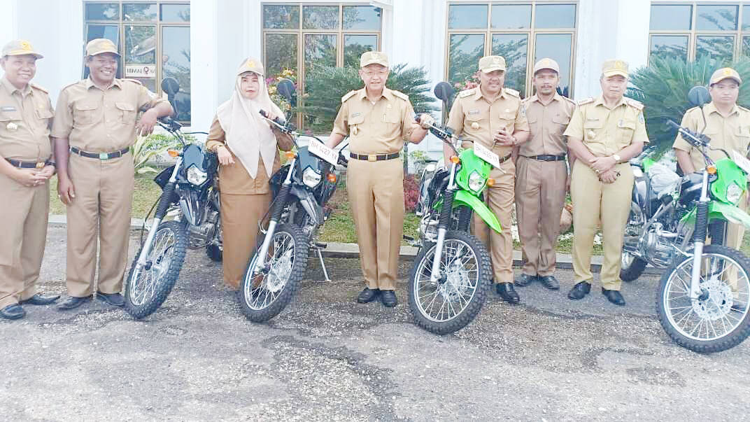 Bupati Cek Endra Serah 4 Unit Sepeda Motor Kepada Kepsek Daerah Terpencil