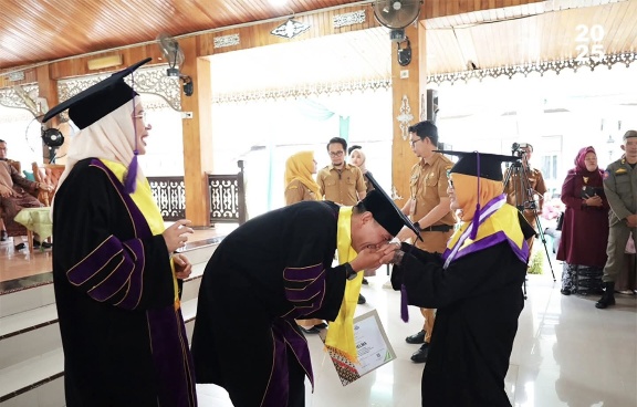 Bupati dan Bunda PKK Batang Hari Hadir di Wisuda Akbar Sekolah Lansia, Bukti Belajar Tak Mengenal Usia